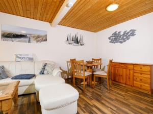 ein Wohnzimmer mit Sofa und Tisch in der Unterkunft Holiday Home Fischerbungalow by Interhome in Zempin + 20 Fotos