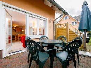 a patio with a table and chairs and a balcony at Holiday Home Susi by Interhome in Ostseebad Koserow