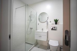 Et badeværelse på The Blue Sanctuary by Blvd 70B2 - Premium Modern Apartment