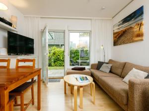 TV a/nebo společenská místnost v ubytování Apartment Am Küstenwald by Interhome