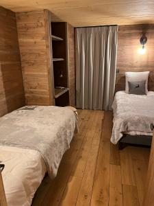 Tempat tidur dalam kamar di Chalet NANOUK