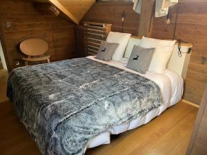 a bedroom with a large bed in a cabin at Chalet NANOUK in Le Joseray
