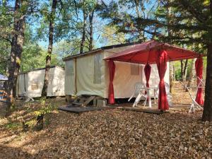 Afbeelding uit fotogalerij van Camping des Bastides in Salles