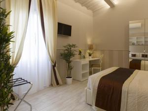 - une chambre avec un lit et une chambre avec un bureau dans l'établissement Locanda di Mosconi, à Florence