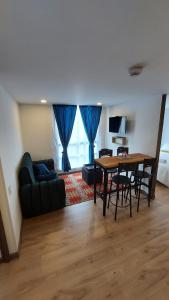 sala de estar con mesa y sofá en Apartamento Nuevo - Centro Internacional Bogotá, en Bogotá