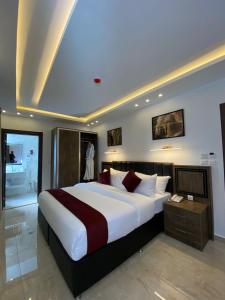 Petra Bermudez Hotel في وادي موسى: غرفة نوم كبيرة مع سرير كبير وحمام