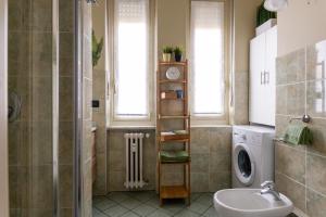 a bathroom with a sink and a washing machine at Bengasi - bambnb in Turin