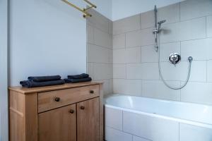 La salle de bains est pourvue d'une baignoire et d'une douche. dans l'établissement Alt-Berliner Eckkneipe - "Feuchte Ecke", à Berlin