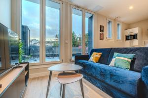 sala de estar con sofá azul y mesa en The Bac is back à 2 pas de la Gare, en Limoges