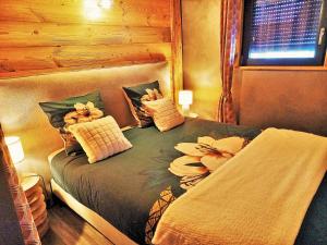 ein Schlafzimmer mit einem Bett mit Blumen darauf in der Unterkunft "Le Cabanon cendré" petit chalet cosy au coeur de Gérardmer in Gérardmer