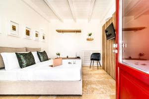 1 dormitorio con cama y escritorio en Villa Brigida Resort, en Santeramo in Colle