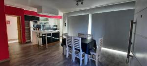 - une cuisine et une salle à manger avec une table et des chaises dans l'établissement Esmeralda casa de Mar, à Camet Norte