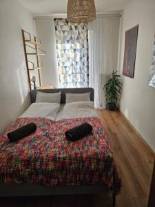 - une chambre dotée d'un lit avec deux tabourets noirs dans l'établissement Dmowskiego 19C Tectum Apartments, à Wrocław