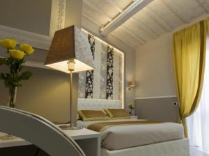 - une chambre avec un lit, une table et une lampe dans l'établissement Locanda di Mosconi, à Florence