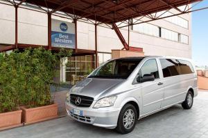 biały van zaparkowany przed budynkiem w obiekcie Best Western CTC Hotel Verona w mieście San Giovanni Lupatoto