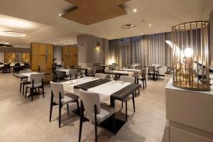 サン・ジョヴァンニ・ルパトートにあるCTC ホテル ヴェローナのテーブルと椅子が備わるレストラン