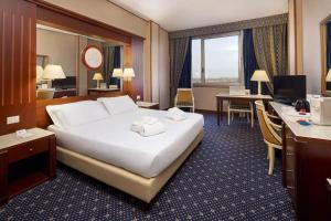 una camera d'albergo con letto e scrivania di Best Western CTC Hotel Verona a San Giovanni Lupatoto