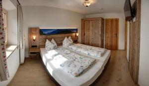 um quarto com 2 camas e almofadas em Einsiedlhof em Inzell