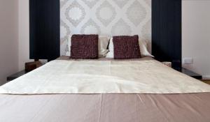 1 cama blanca grande con 2 almohadas en Ribblesdale Retreat en New Southgate