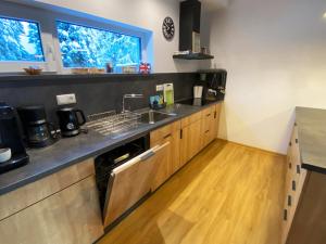 una cocina con fregadero y encimera en ANSEL Villa, en Stará Lesná 29 fotos más