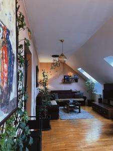 普里什蒂納的住宿－KENT Apartments，带沙发和盆栽植物的客厅