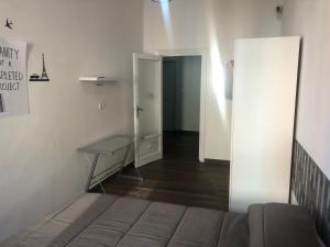 Cette chambre dispose d'un couloir avec une table et une porte. dans l'établissement PARTENOPE 120 mq, à Naples