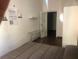 - une chambre avec un lit et une table dans l'établissement PARTENOPE 120 mq, à Naples