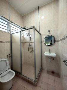 ein Bad mit einer Dusche, einem WC und einem Waschbecken in der Unterkunft Blossom seremban spacious comfy in Seremban