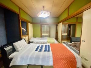 una camera con due letti e un cane steso sul pavimento di 鉄道と山の見える家 a Yufu