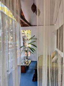 亞蘭博的住宿－Double V Arambol，客房设有床和带窗帘的窗户。