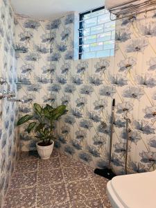 亞蘭博的住宿－Double V Arambol，一间带卫生间和盆栽的浴室
