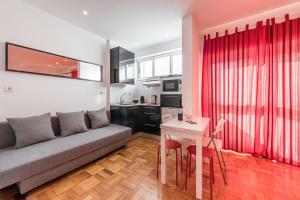 ein Wohnzimmer mit einem Sofa und einem Tisch in der Unterkunft Pratinhas in Porto