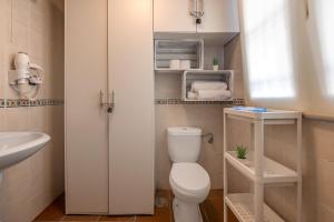 Un baño con un inodoro blanco y un lavabo. en Estudio bsg Sierra Nevada, en Sierra Nevada 13 fotos más