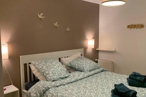 una camera con un letto e due cuscini sopra di Cœur de ville Loverien a Louviers