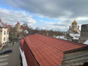 un tetto rosso sulla cima di un edificio con strada di Pensiunea SADA a Făgăraş