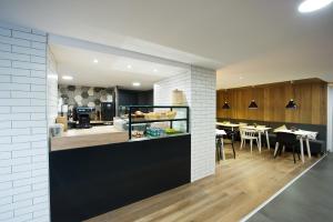 uma cozinha e sala de jantar com um balcão com comida em Staycity Aparthotels Marseille Centre Vieux Port em Marselha