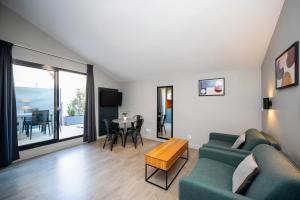 uma sala de estar com um sofá e uma mesa em Staycity Aparthotels Marseille Centre Vieux Port em Marselha