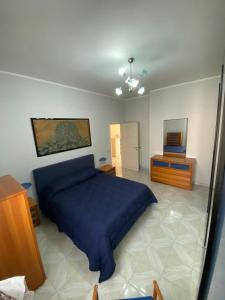 um quarto com uma cama azul num quarto em Alloggio Salice em Acerra