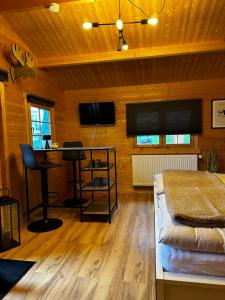 Un dormitorio con una cama y un escritorio en una habitación. en Glamping Hütte Hygge, en Winterberg