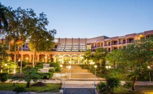 Κήπος έξω από το Pyramisa Island Hotel Aswan