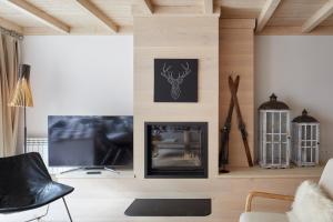 a living room with a fireplace and a tv at Val de Ruda Luxe 71 by FeelFree Rentals in Naut Aran
