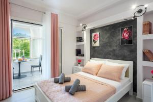 1 dormitorio con 1 cama grande y 2 almohadas grises en Nina's Modern Apartment en Bastoúnion