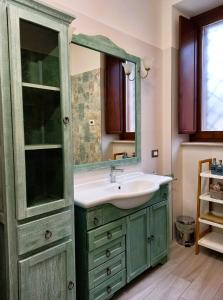uma casa de banho com um lavatório e um espelho em La Corte Del Bona - vicino alle Cantine e a circa 15 minuti dal Lago di Iseo - em Erbusco