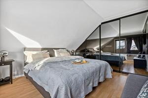 Un dormitorio con una cama grande y una bandeja. en Hele Huset - Nært Oslo Lufthavn en Nannestad