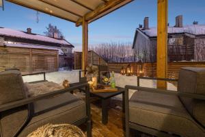 a screened in porch with a table and chairs at Hele Huset - Nært Oslo Lufthavn in Nannestad