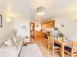 een woonkamer met een bank en een tafel bij 1 bed in Holywell 82277 in Whitford