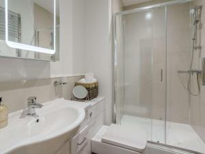 Ένα μπάνιο στο 2 Bed in Usk 82392 +14 φωτογραφίες