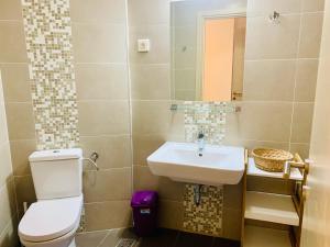 een badkamer met een toilet en een wastafel bij Lavender Bay Apartment B13 in Donji Morinj