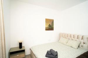 1 dormitorio pequeño con 1 cama y una foto en la pared en Central Station Apartment No8 en Kaunas