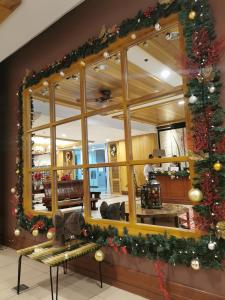 Unit 402, Cedar Peak في باغيو: مرآة كبيرة في غرفة مع ديكورات عيد الميلاد